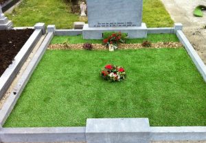 Применение искусственной травы для мест захоронений